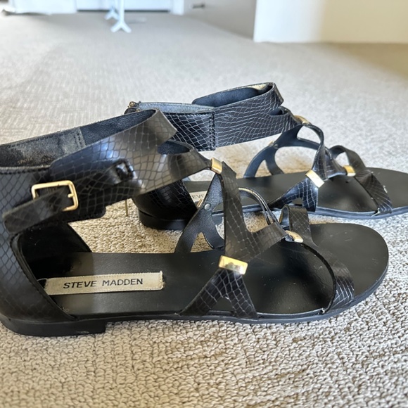 Steve Madden blk Sandals - Picture 2 of 2
